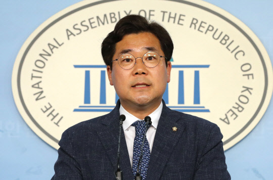 박찬대 더불어민주당 원내대변인이 지난 10일 국회 정론관에서 현안 브리핑을 하고 있다. 연합뉴스